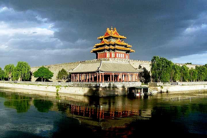 O título de Cidade Proibida para o palácio imperial nasceu do fato de que apenas o imperador, seus familiares e os empregados mais próximos terem acesso ao complexo de prédios da construção. 
