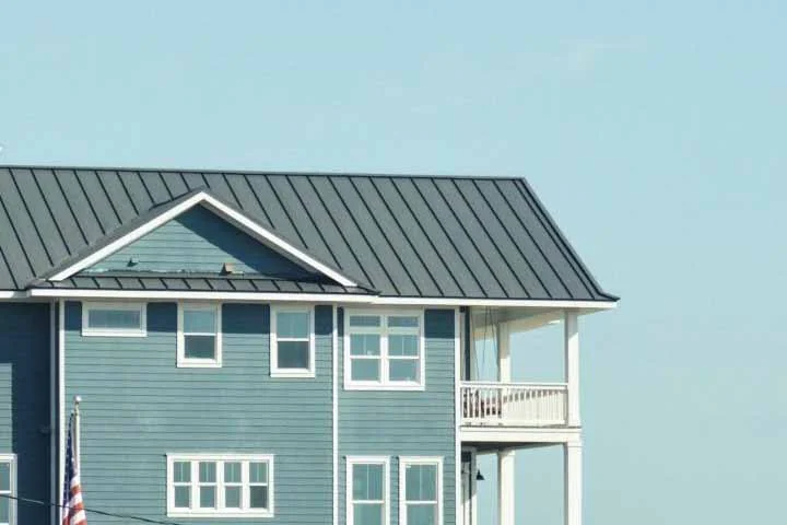 Segurança contra desastres naturais: Embora a madeira seja vulnerável ao fogo, as casas de madeira tem vantagens em outras situações. 