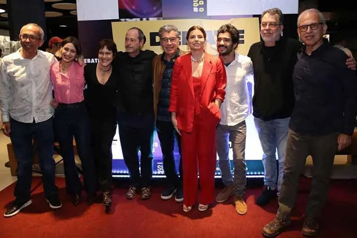 Nos palcos, sua paixão se traduz em projetos densos e autorais. Atualmente, está envolvido na montagem de Os Irmãos Karamazov, adaptação do clássico de Dostoiévski, em que também atua e assina a dramaturgia.