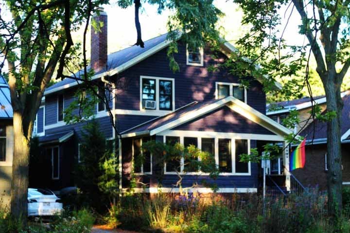 Além disso, muitas dessas casas possuem porões de tijolos ou concreto, que servem como abrigo. 