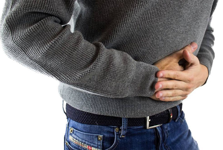 As fibras são responsáveis por aumentar o trânsito intestinal, além do volume e peso das fezes. Quando há o baixo consumo delas, associado a baixa ingestão de líquidos, o trânsito intestinal se torna lento e as fezes ressecadas, reduzindo o número de evacuações.