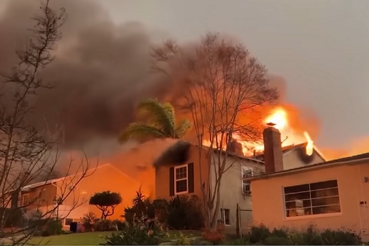 Os incêndios históricos que atingiram Los Angeles no início de 2025 destruíram milhares de casas e outras construções em pouquíssimo tempo. E levantaram a questão em torno do material das casas nos EUA. Afinal, por que usam madeira, um material que queima facilmente?