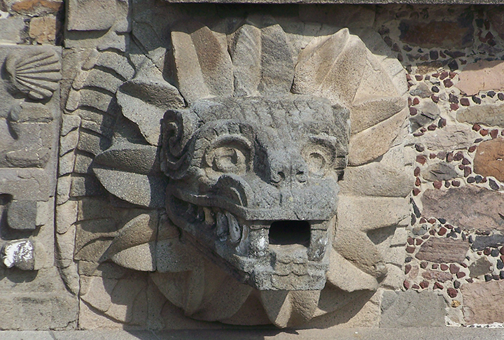 Outro destaque é a figura que lembra um ser humano e pode representar a divindade Quetzalcoatl (foto), o deus criador.