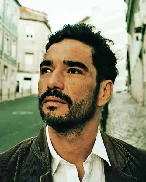 Muito antes de se consagrar como um dos atores mais respeitados de sua geração, Caio Blat, que completou 45 anos no último dia 2 de junho, já chamava atenção nos bastidores por uma característica que sempre o acompanhou: a intensidade. 