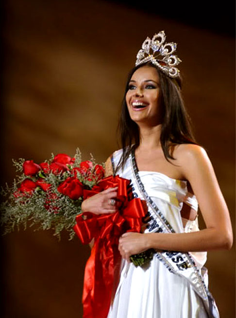 Oxana Fedorova (2002) - Primeira russa a ser Miss Universo, entregou o título por estar grávida. E disse também que queria terminar o doutorado em Direito. 
