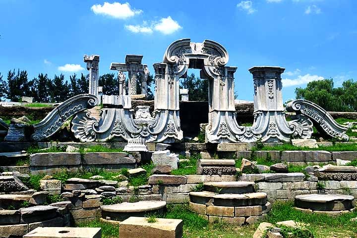 Em 1998, o Palácio de Verão foi declarado Patrimônio Mundial da Unesco. Ele é composto por palácios, jardins e outras construções de arquitetura clássica.


