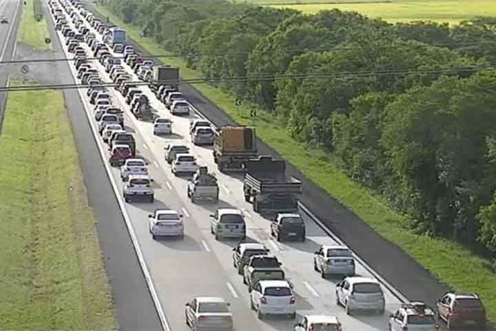 Os dados do DataSus, de 2022, apontam que a violência no trânsito brasileiro tem deixado sequelas e muitas famílias em luto. O Brasil está entre os cinco países com o trânsito mais violento do mundo. 