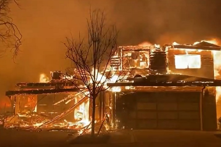 Especialistas apontam que os incêndios em Los Angeles não podem ser atribuídos apenas ao uso da madeira na construção.