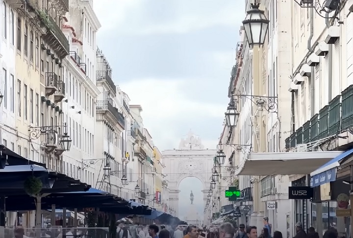 Parte da população portuguesa associa a imigração brasileira ao aumento da criminalidade, à perda de empregos e até a uma corrupção da língua portuguesa. 