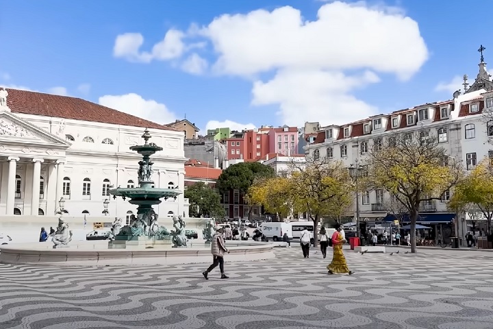 A medida gerou críticas de páginas ligadas à direita radical, que veem essa brasileirização como uma ameaça à identidade portuguesa.