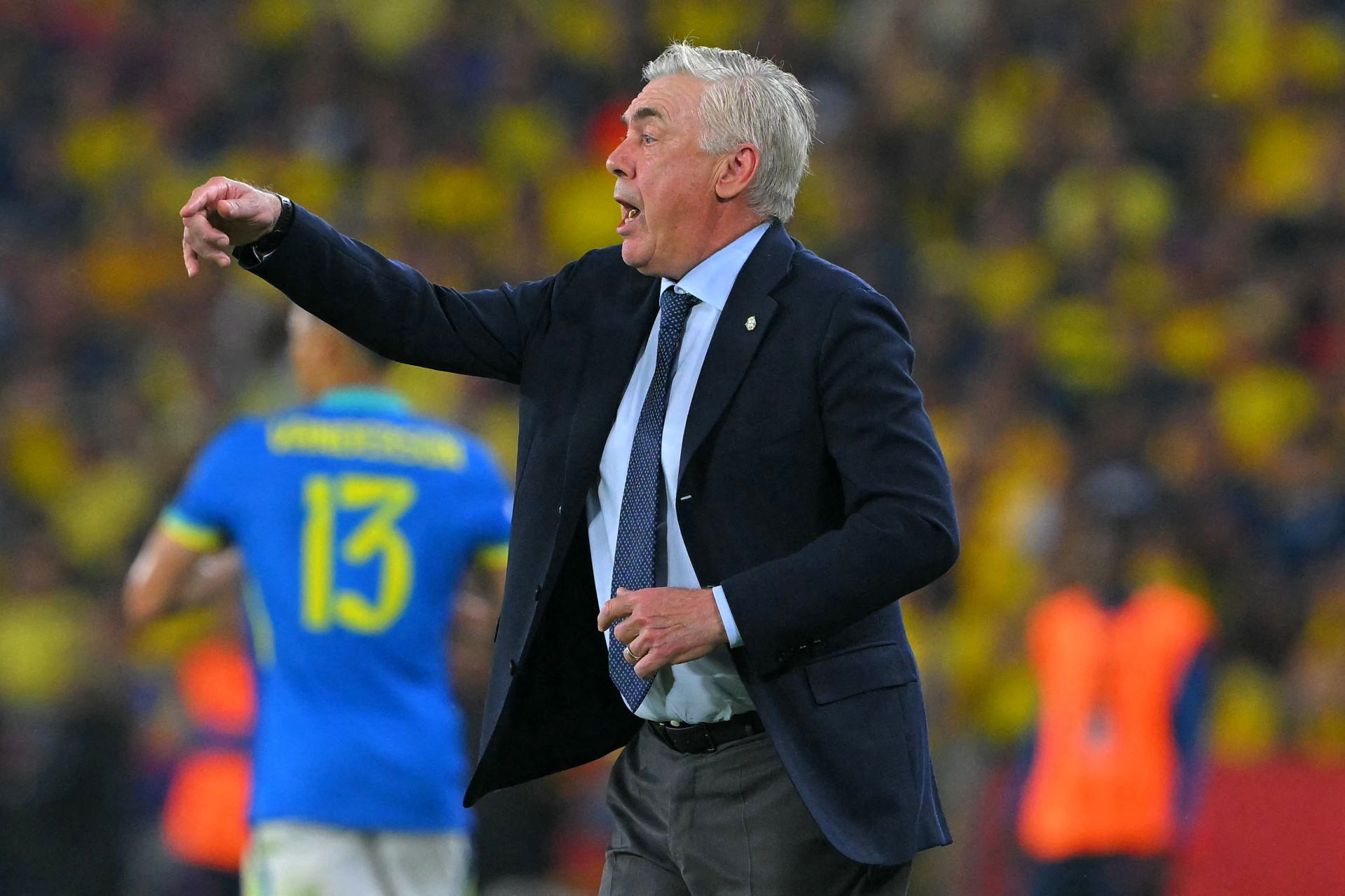 Carlo Ancelotti durante a partida Equador e Brasil (Foto: RODRIGO BUENDIA / AFP)