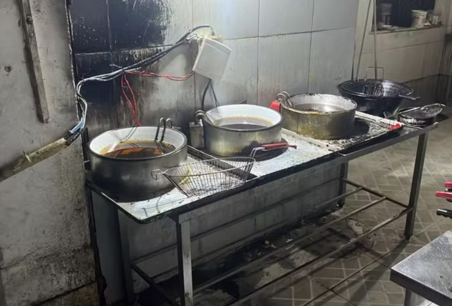 Policiais prenderam pessoas que estavam no local e relataram o choque com a imundície. A fábrica abastecia diversas barracas de salgadinhos espalhadas pela cidade. 