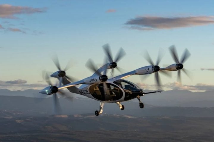 A empresa também já testou seu modelo com capacidade para quatro passageiros e um piloto, autonomia de 160 km, e velocidade máxima de 320 km/h. 