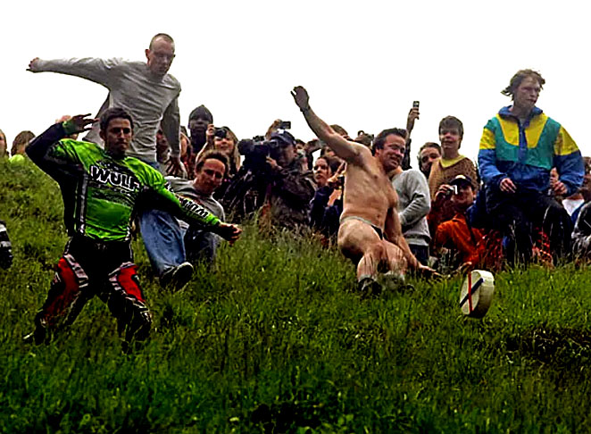 Corrida de Queijo - Tradicional em Cotswolds, na Inglaterra. Queijos de gloucester, redondos, são lançados do alto de uma colina e os participantes têm que descer correndo para tentar pegar. O queijo alcança 112 km/h de velocidade e na correria ladeira abaixo,ocorrem lesões nos participantes. Por isso, uma equipe de socorro fica de prontidão, com ambulância. Quem vence ganha o quê?  Um queijo!  