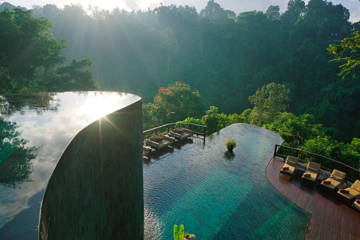 Outro exemplo é o hotel Hanging Gardens of Bali, na Indonésia, com suas piscinas em cascata esculpidas nas encostas da floresta tropical, oferecendo vistas limpas da paisagem.