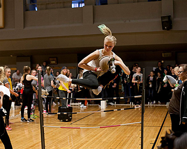Hobby Horsing - Sucesso na Finlândia, combina saltos de equitação com balé e cavalgada em cavalo de brinquedo. Praticado principalmente por jovens mulheres, inspirou o documentário Hobbyhorse Revolution, de Selma Vilhunen. 