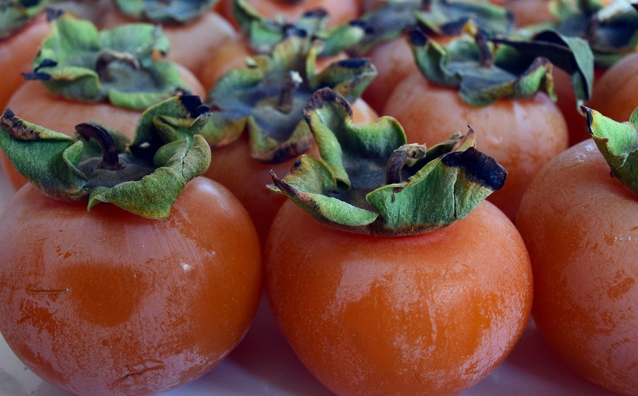 Além do mamão e da ameixa, frutas como caqui, abacate, goiaba e pera são alimentos ricos em fibras solúveis. O consumo de frutas é extremamente importante para manter uma alimentação saudável. 