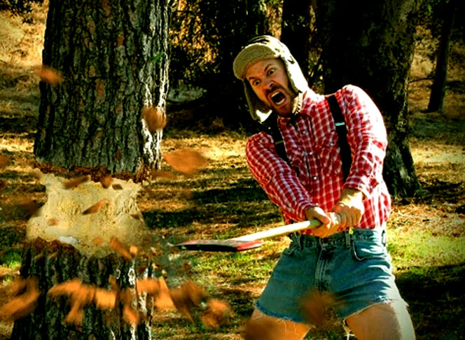 Lenhadorismo - Os competidores usam machados e motosserras para cortar madeiras de espessuras diferentes, conforme a modalidade. Em alguns casos, é preciso subir para tirar a parte superior da estrutura de madeira. 