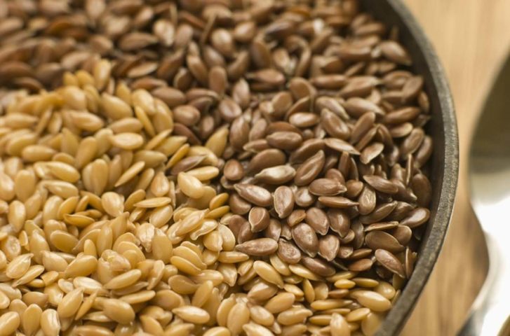 Uma boa opção para inserir na dieta misturadas a pães, saladas, iogurtes ou até no cereal matinal, são as sementes como linhaça, gergelim ou chia. Elas apresentam boa dose de fibras.