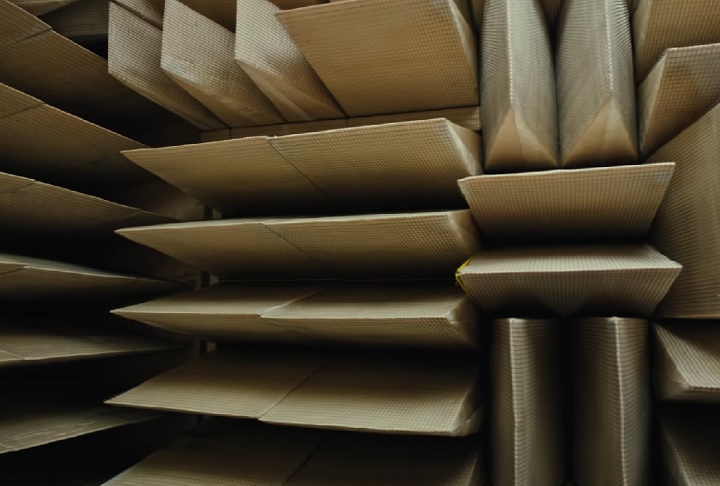 Para isso, as paredes são revestidas com camadas de fibra acústica em forma de cunha, capazes de absorver todo e qualquer som.