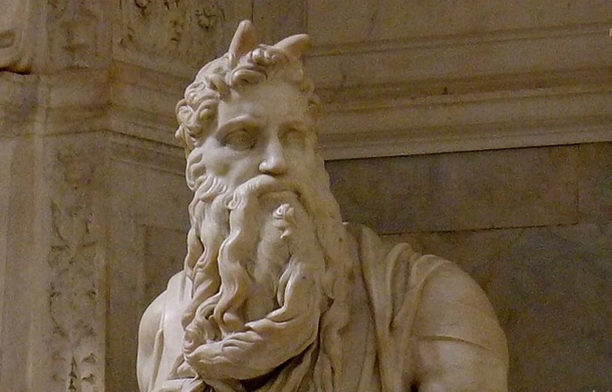 E um detalhe...Uma radiação que sai da testa de Moisés foi traduzida como chifre em escritos antigos, gerando polêmica. Mas trata-se de raios de luz que emanam da figura, patriarca de três religiões: Cristianismo, Judaísmo e Islamismo.  