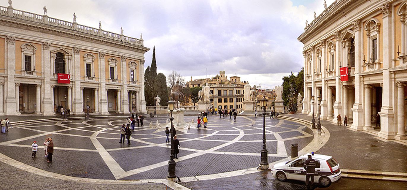 Piazza del Campidoglio - Como arquiteto, Michelangelo projetou esta praça (que é uma das mais importantes de Roma),  todos os palácios no entorno e o pódio onde fica a estátua de Marco Aurélio no cavalo. 