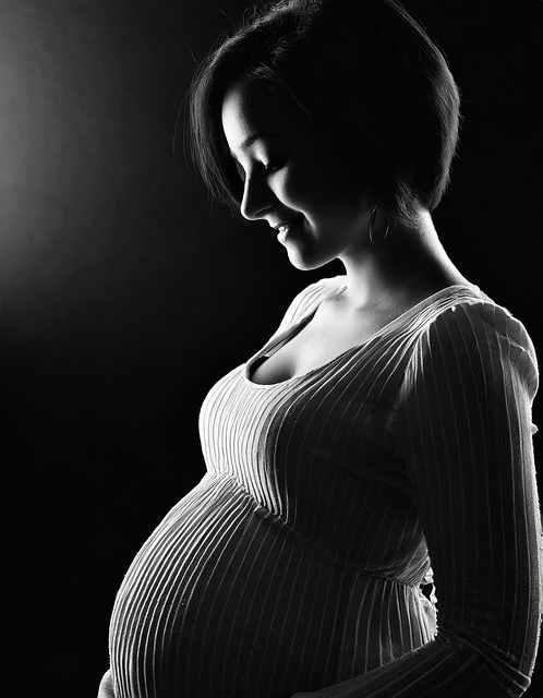 Na Grécia, é permitida por lei, inclusive para estrangeiros, mas requer autorização judicial prévia. Na Rússia, é autorizada apenas para os cidadãos nativos, não para estrangeiros. 