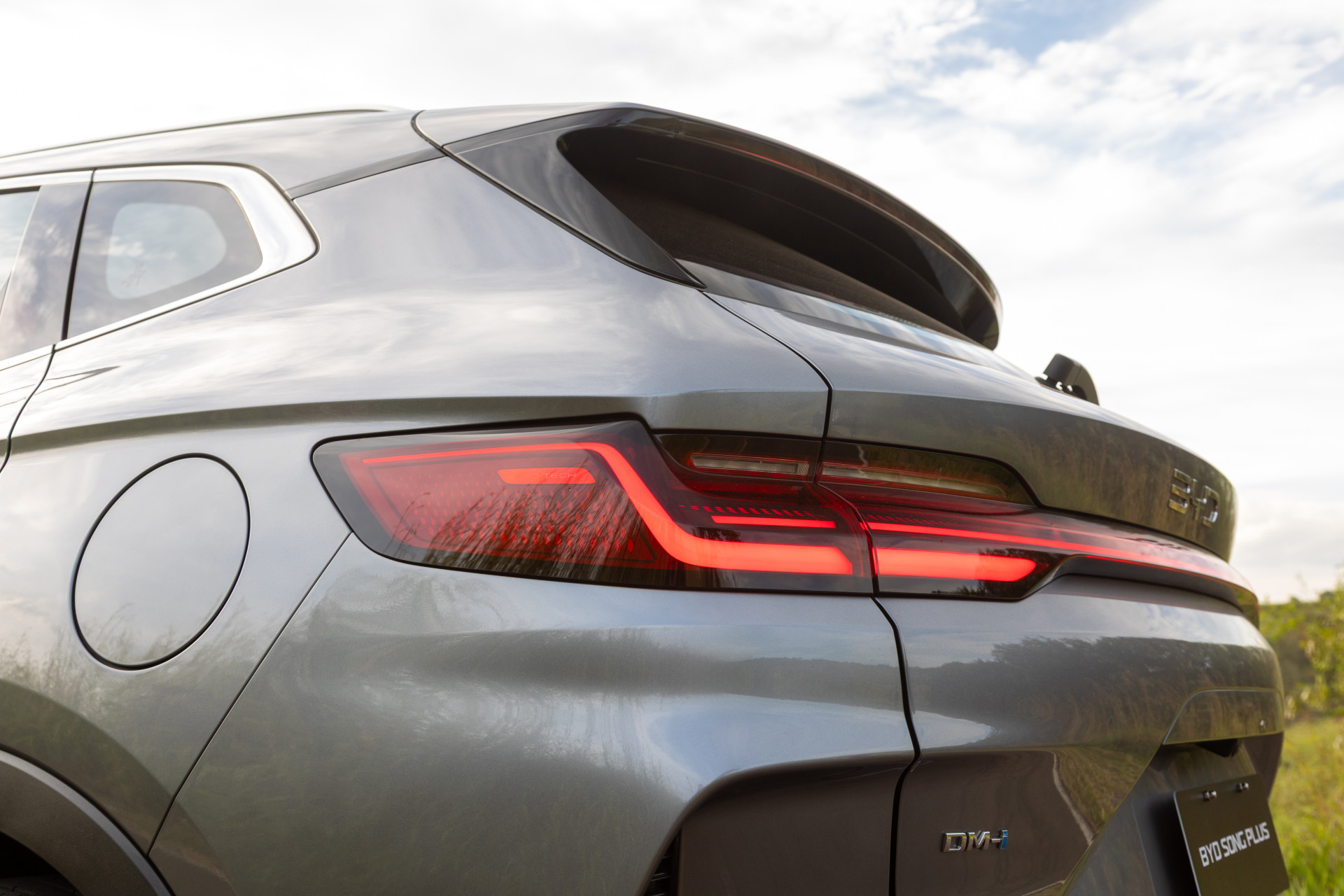 Traseira e far&oacute;is do novo SUV h&iacute;brido Song Plus 