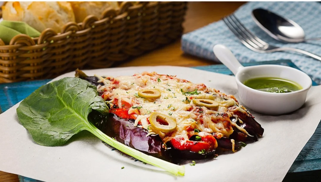 É um ingrediente fundamental em pratos como o babaganoush, a lasanha, a mussaca e a caponata, e pode ser utilizada em saladas, empanadas, assadas ou em preparações onde é incorporada a outros ingredientes, como carnes, ovos e queijos. 