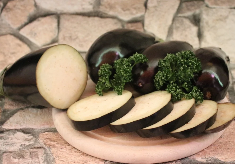 A berinjela ajuda a reduzir o colesterol LDL (o ruim) e a regular a pressão arterial devido ao seu teor de fibras e antioxidantes. Isso acontece por ter nasunina e antocianinas, que são potentes antioxidantes.