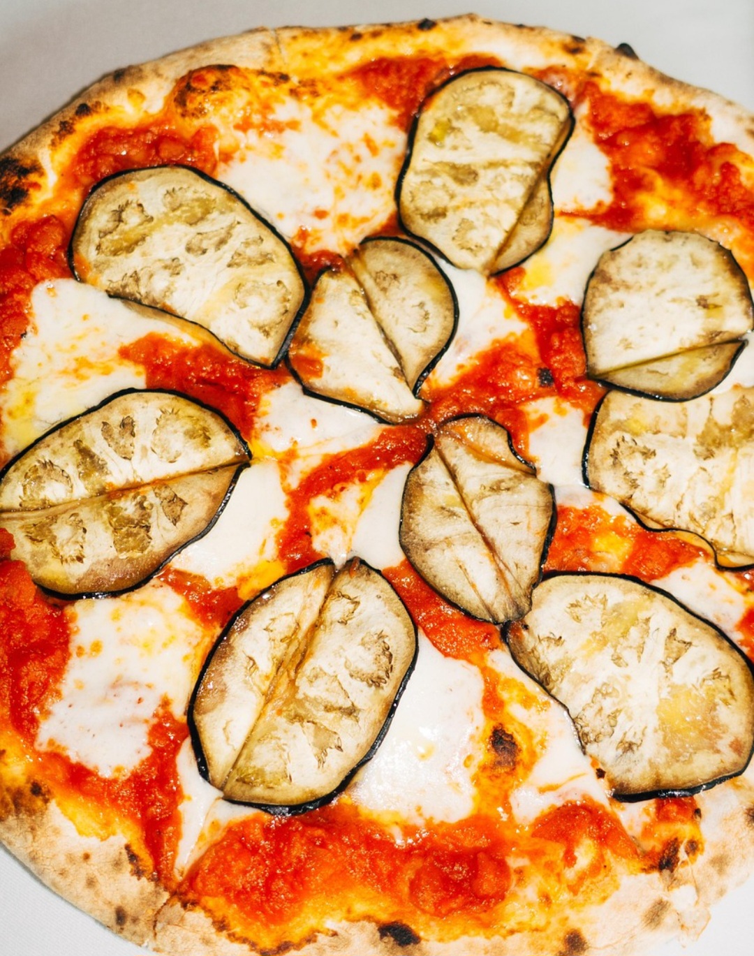 A berinjela é um ótimo ingrediente para as receitas clássicas em versão vegana, como a lasanha ou o espetinho para churrasco. 