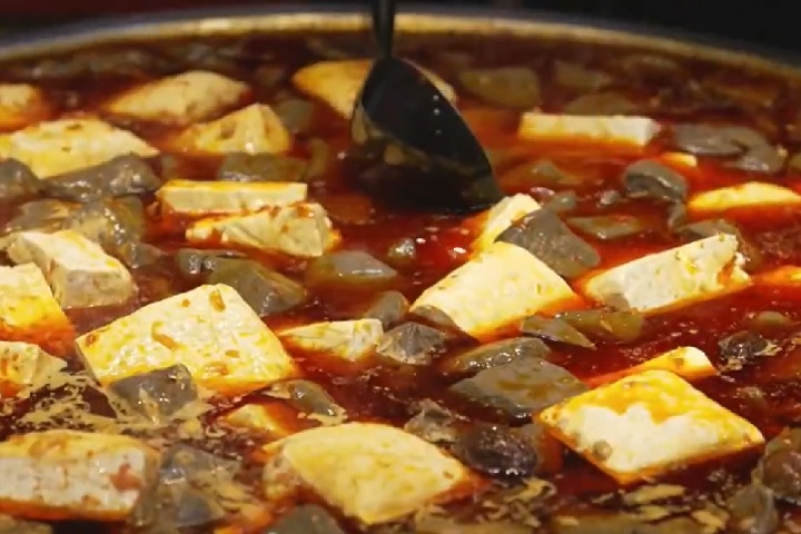 Já o tofu-fedorento, preparado com tofu fermentado, exala um odor frequentemente comparado ao de lixo em decomposição. 