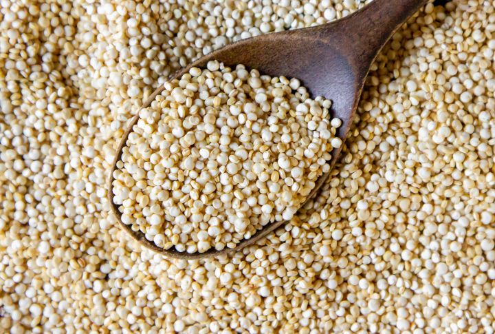 Uma xícara de quinoa cozida fornece cerca de 21% da quantidade diária recomendada de fibras. Ela é um pseudocereal originário da América do Sul, que pode ser consumido em forma de grãos, farinha ou flocos. 