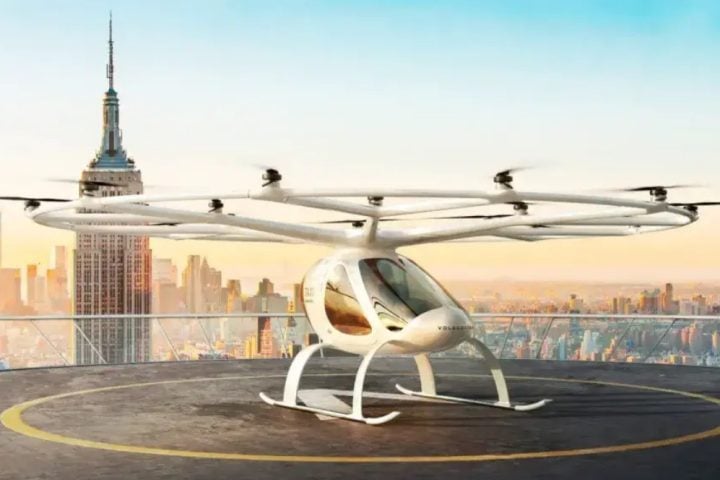 Já a Volocopter apresentou um veículo menor, com espaço para um passageiro e o piloto, autonomia de 35 km e velocidade de 110 km/h.