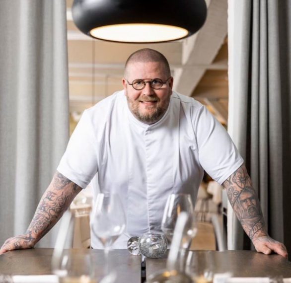 3º) Eric Vildgaard, do restaurante Jordnær (Gentofte, Dinamarca): Vildgaard é frequentemente elogiado por sua habilidade de transformar ingredientes crus em pratos delicados e artisticamente apresentados.