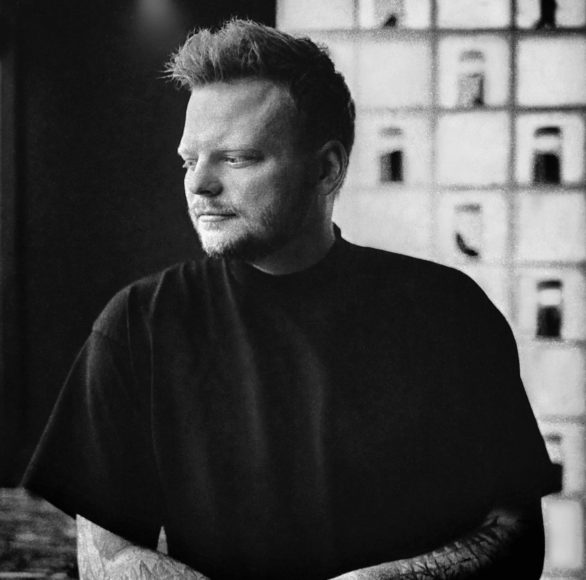 1º) Rasmus Munk, do restaurante Alchemist (Copenhague, Dinamarca): Munk transforma a experiência gastronômica ao implementar um espetáculo sensorial, em uma abordagem que ele chama de “cozinha holística”.