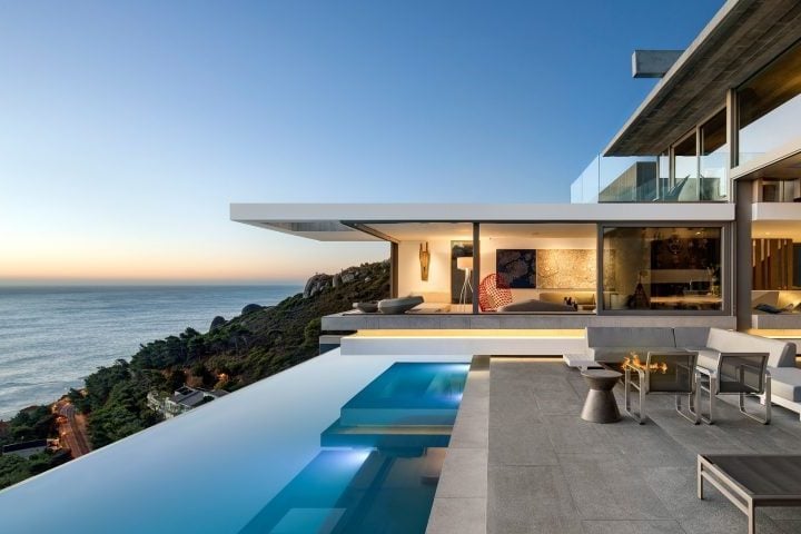 O escritório de arquitetura SAOTA, da África do Sul, é um dos mais conhecidos no mundo que fazem uso dessa técnica em suas construções de luxo.