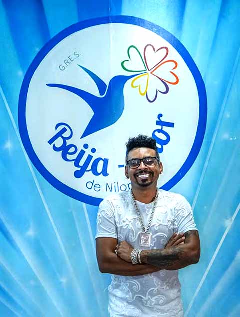 Morador de Nilópolis há duas décadas, Nego Lindo é músico, cantor e compositor, com mais de 35 anos de dedicação ao samba. Tem passagem pela Viradouro e Imperatriz. Já venceu disputas de samba-enredo e cantou ao lado de ícones do gênero.