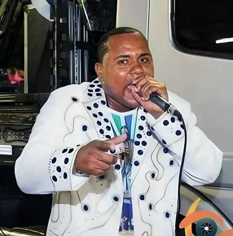 É uma responsabilidade imensa substituir um ícone, uma lenda do nosso Carnaval. Faço parte da comunidade e é uma honra participar da disputa, garantiu.