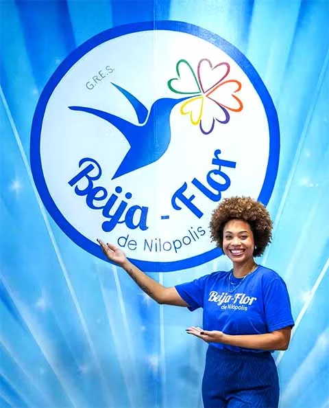 Única mulher na disputa, Jéssica Martin tem 36 anos e compõe o carro de som da Beija-Flor há quatro. Apesar de não ter origem em comunidades tradicionais do samba, seu talento vocal a consolidou como uma das vozes femininas mais marcantes da cena atual.