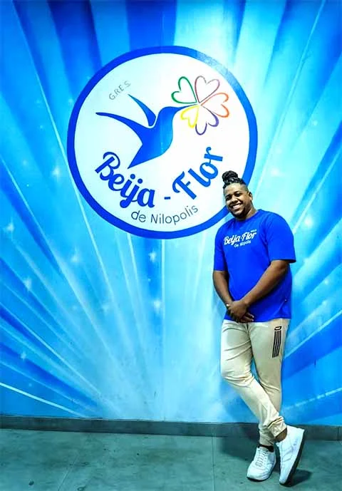 Ronaldo Júnior é carioca e tem 32 anos. Iniciou sua trajetória no carnaval como ritmista em 2005 e chegou à Beija-Flor em 2011. Atualmente, é uma das vozes que integra o carro de som da escola. Com versatilidade e ritmo, também está na disputa. 