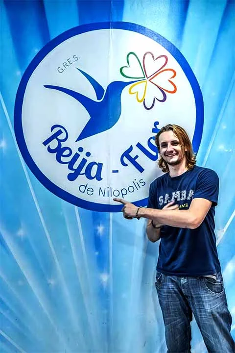 Com 25 anos, Lucas Gringo é o candidato mais jovem ao posto de substituto de Neguinho. Nascido e criado em Nilópolis, é cantor, compositor e multi-instrumentista. Tem uma ligação profunda com a comunidade da escola, tendo sido um dos autores do samba-enredo de 2024.