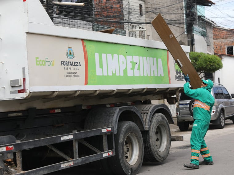 O Caminh&atilde;o da Limpezinha recolhe materiais volumosos