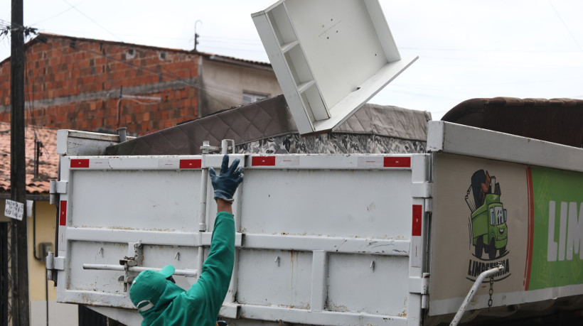 FORTALEZA-CE, BRASIL, 06.06.2025: Caminhão da Limpezinha recolhe entulhos na regional 10.  (Foto: Fabio Lima/ OPOVO)