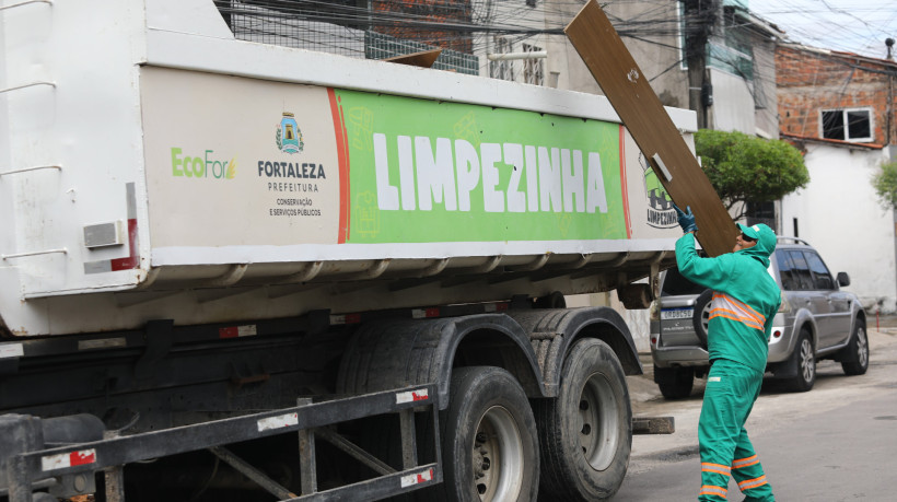 O Caminh&atilde;o da Limpezinha recolhe materiais volumosos