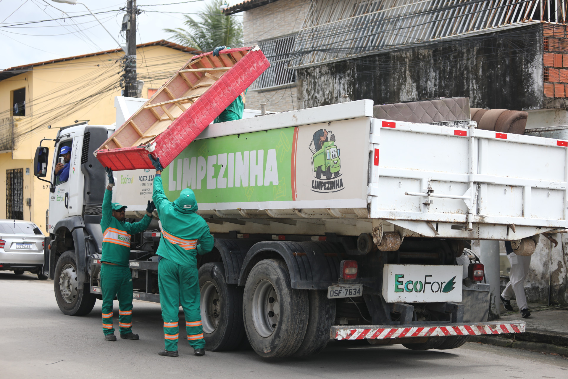 FORTALEZA-CE, BRASIL, 06.06.2025: Caminhão da Limpezinha recolhe entulhos na regional 10.  (Foto: Fabio Lima/ OPOVO)