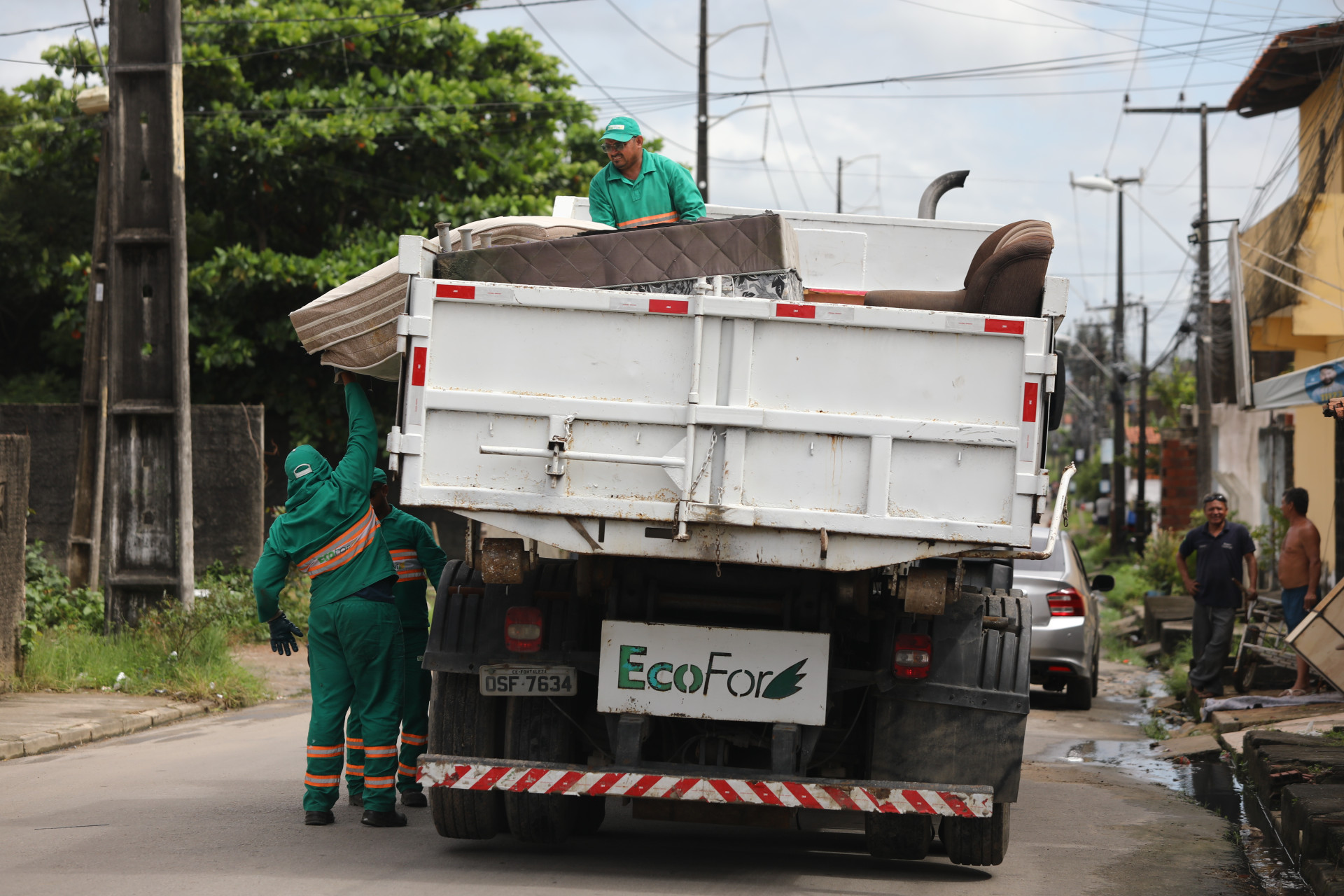 FORTALEZA-CE, BRASIL, 06.06.2025: Caminhão da Limpezinha recolhe entulhos na regional 10.  (Foto: Fabio Lima/ OPOVO)