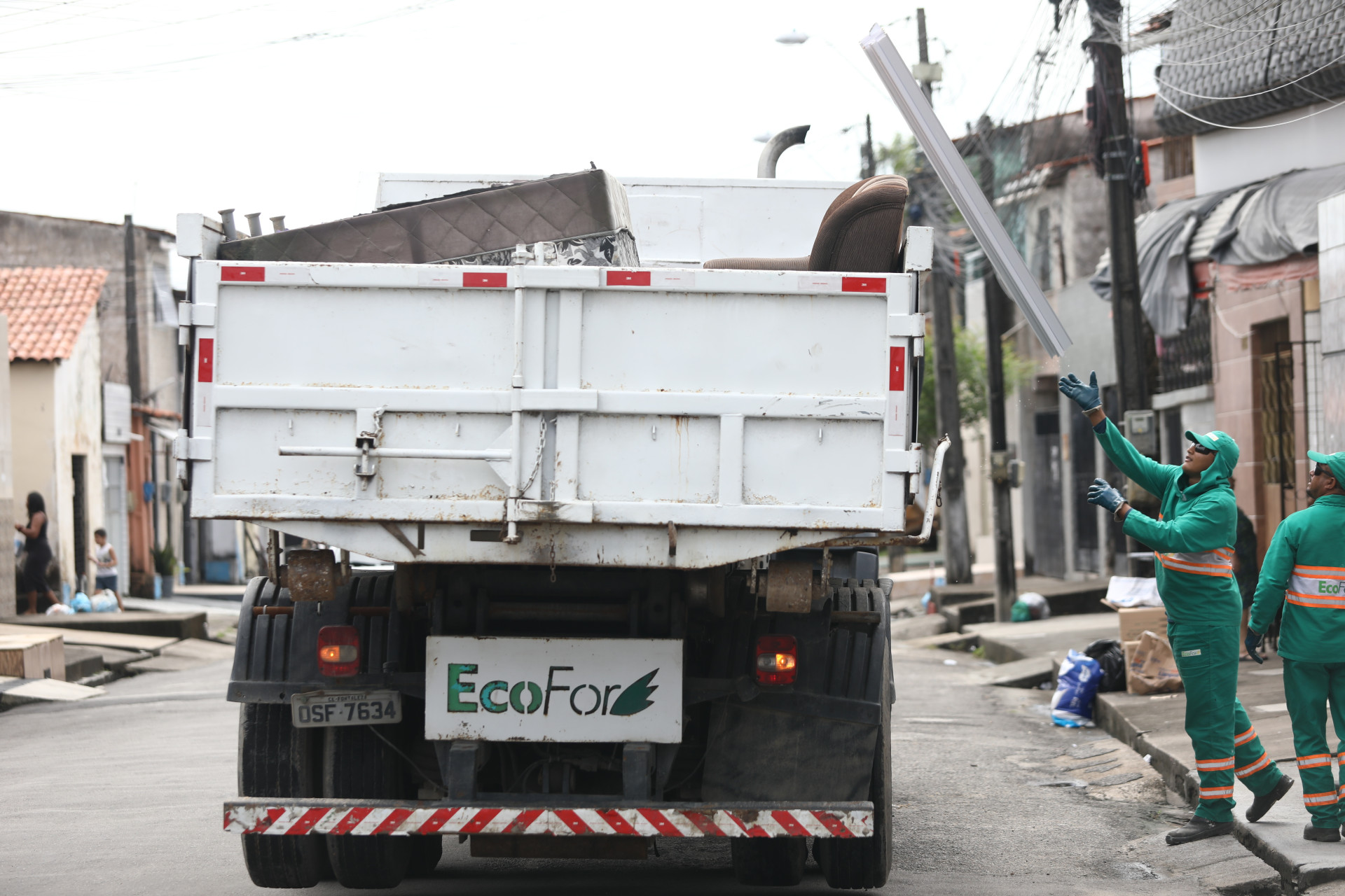 FORTALEZA-CE, BRASIL, 06.06.2025: Caminhão da Limpezinha recolhe entulhos na regional 10.  (Foto: Fabio Lima/ OPOVO)