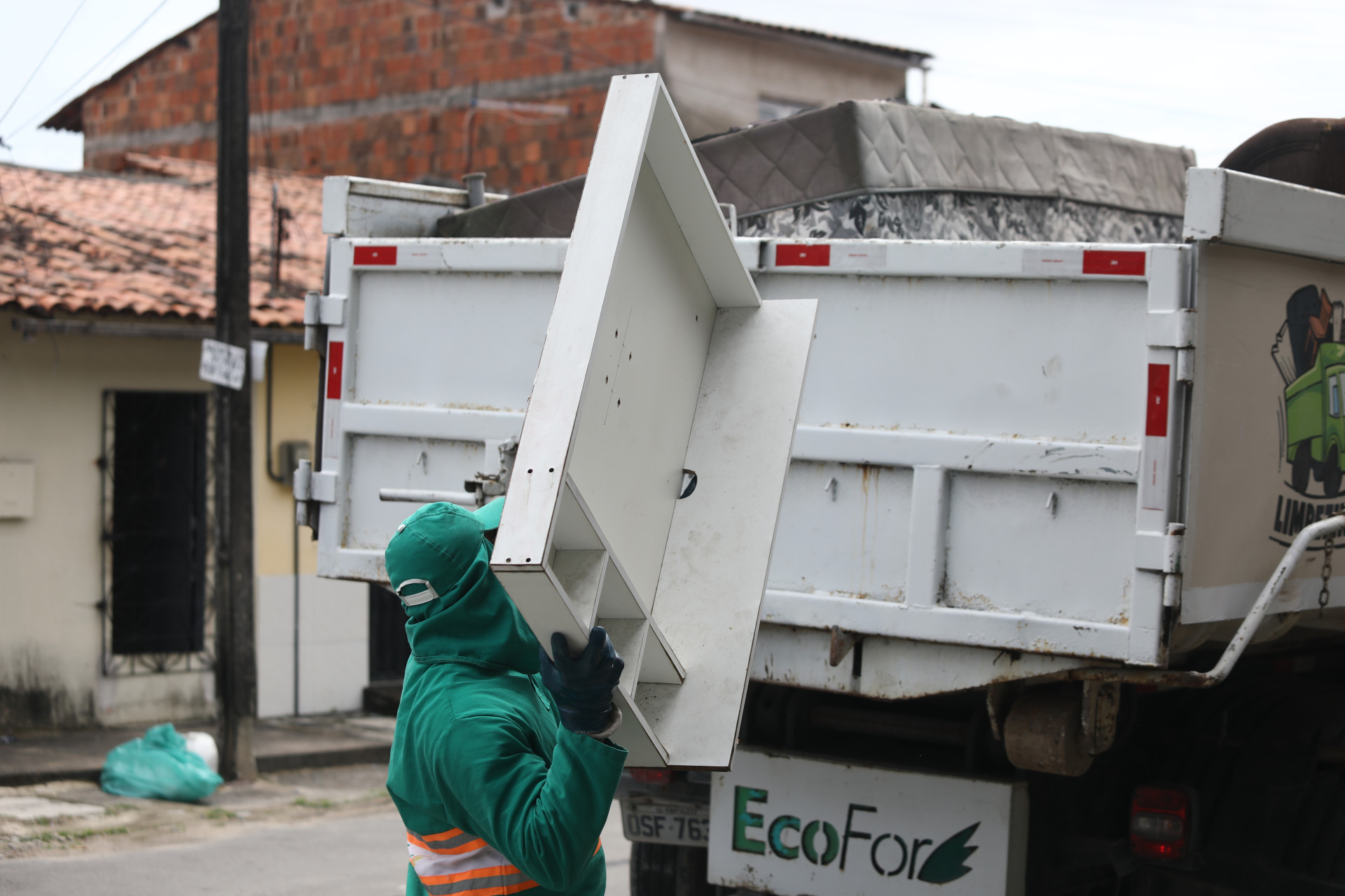 FORTALEZA-CE, BRASIL, 06.06.2025: Caminhão da Limpezinha recolhe entulhos na regional 10.  (Foto: Fabio Lima/ OPOVO)