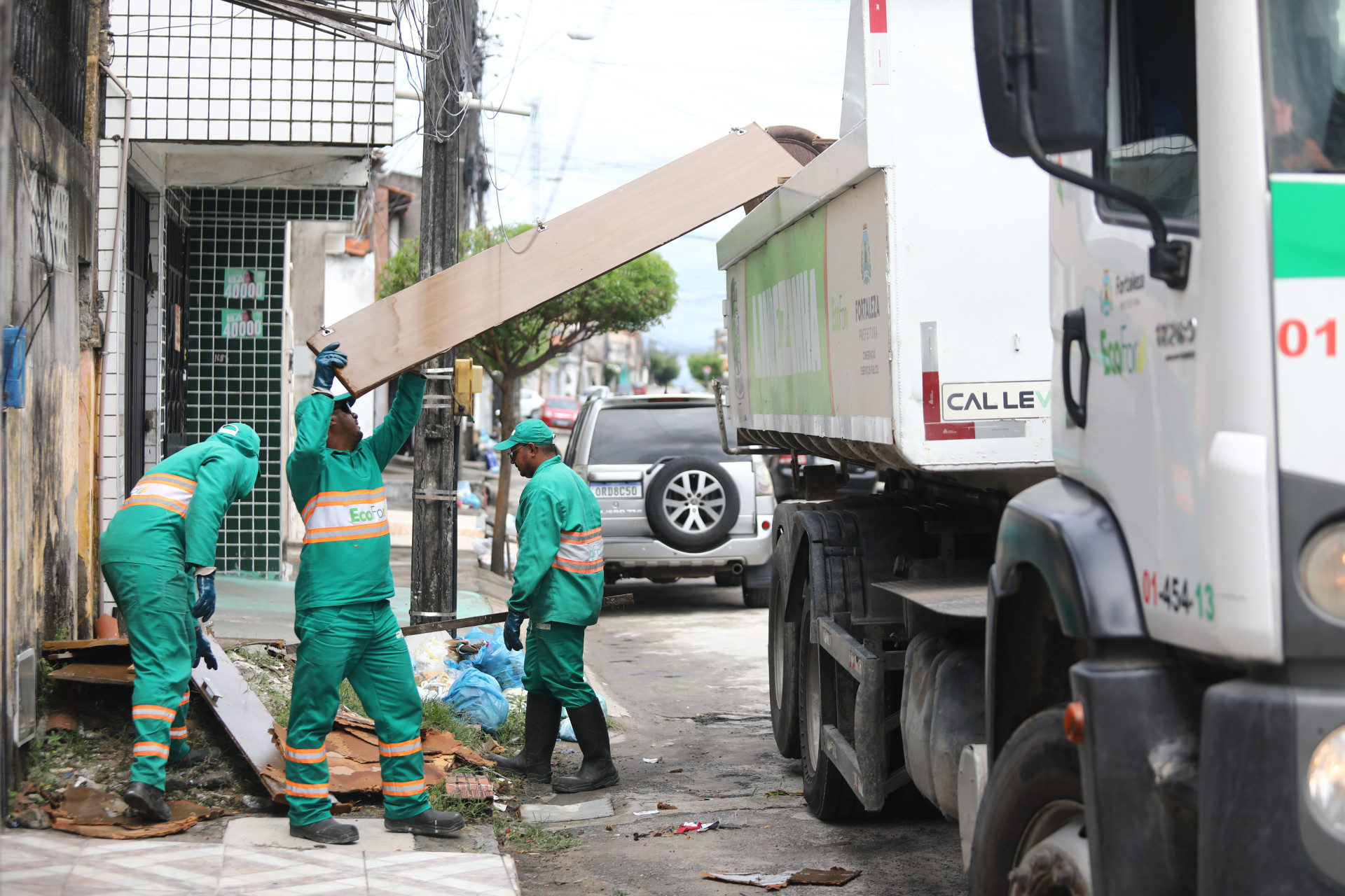 FORTALEZA-CE, BRASIL, 06.06.2025: Caminhão da Limpezinha recolhe entulhos na regional 10.  (Foto: Fabio Lima/ OPOVO)